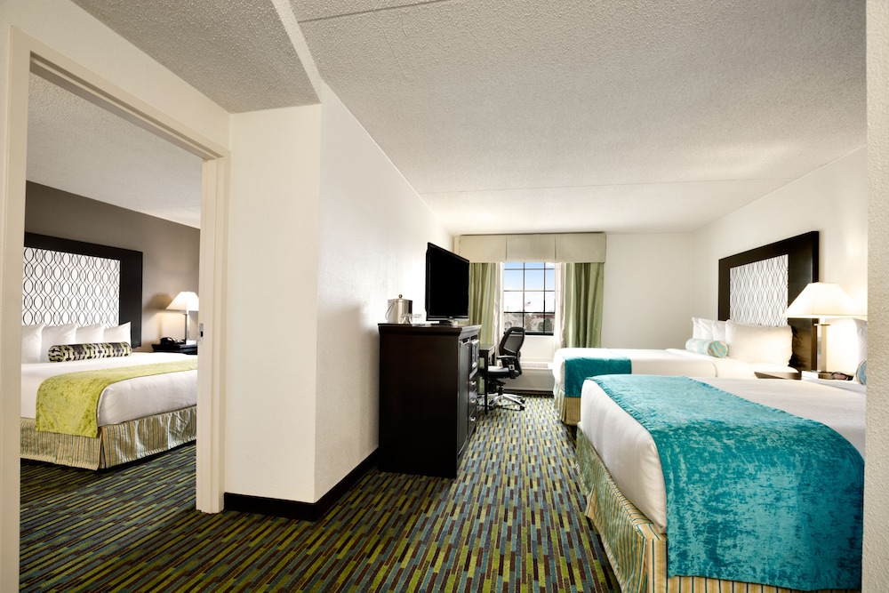 Family Suite, 2 Bedrooms, Non Smoking (1 King and 2 Queen Beds) - Photo 2