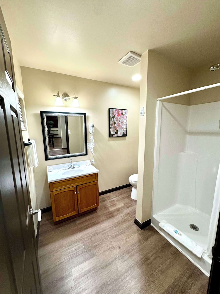 Family Suite, 2 Queen Beds (Supreme, 2nd Floor, No Elevator) photo 3