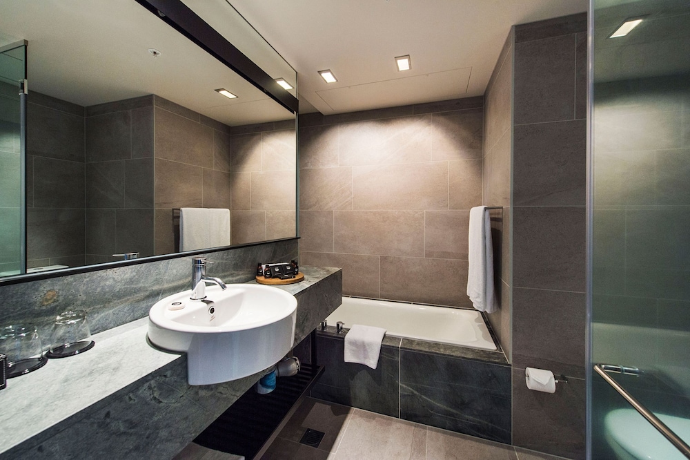 Grand Deluxe Harbour View King Room - Photo 6