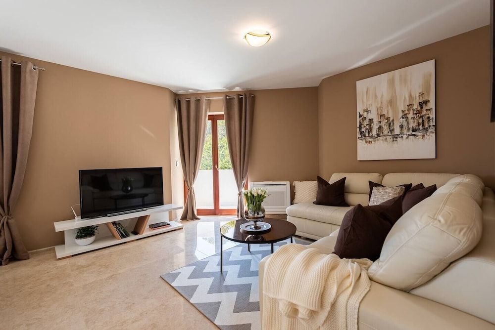 Luxury Apartment, Garden View