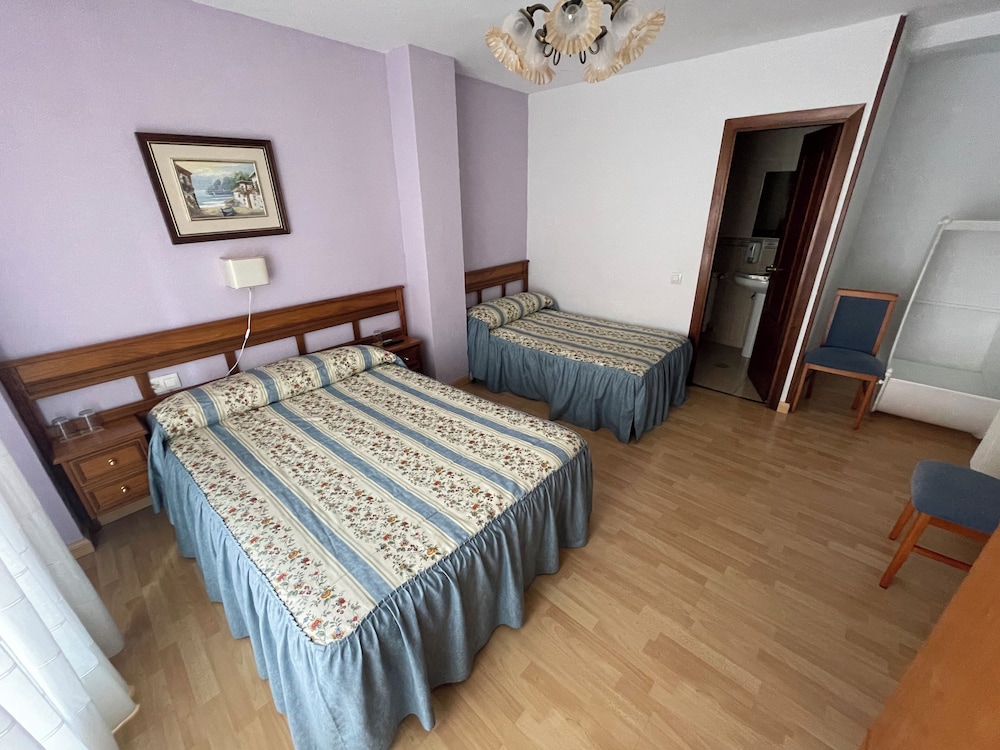 Habitación Triple, Varios Camas, Baño Privado, Vista a la Ciudad