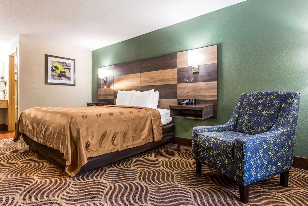 Standard Room, 1 King Bed, Non Smoking - Photo 2