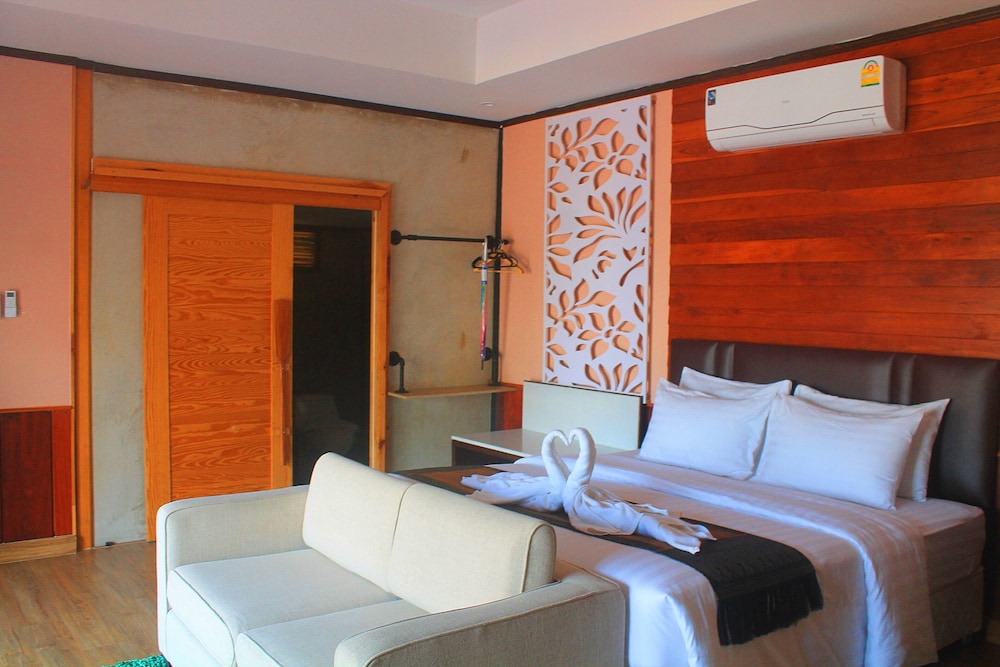 Deluxe Triple Room, Multiple Beds, Pool Access
