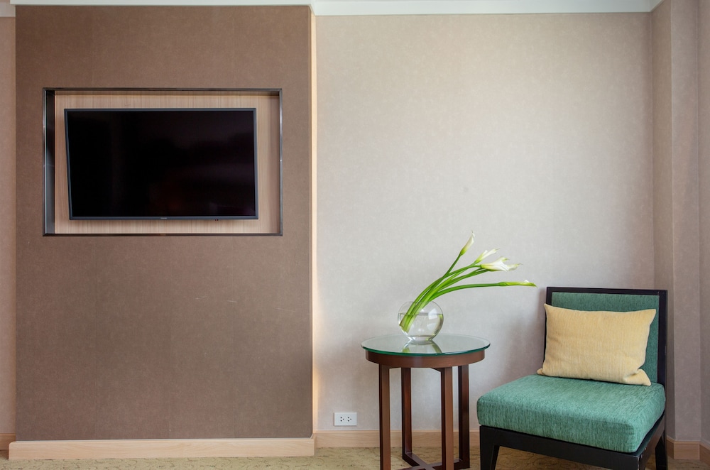 Suite, 1 King Bed, River View (Royal Thai Suite) thumbnail 5