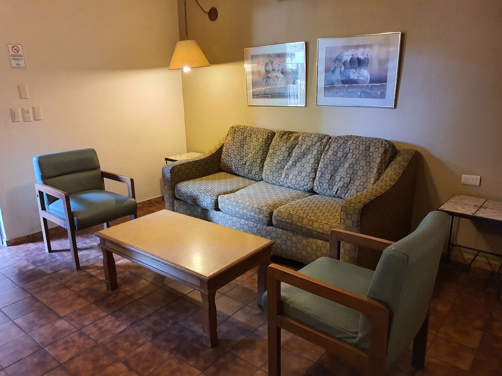 Executive Suite - Photo 16