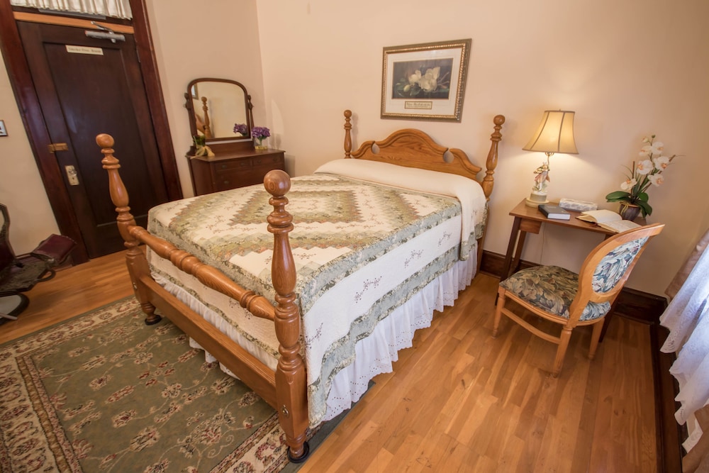 Family Room, 2 Bedrooms, Private Bathroom (Queen Two Bedroom Suite) photo 1