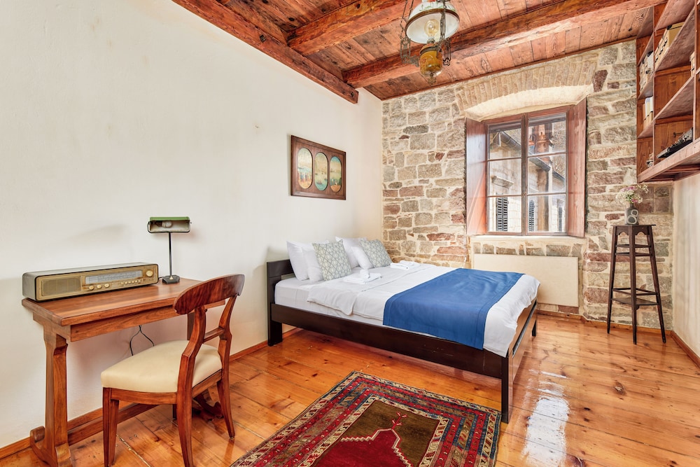 Signature Room, 1 King Bed, Shared Bathroom, City View photo 2