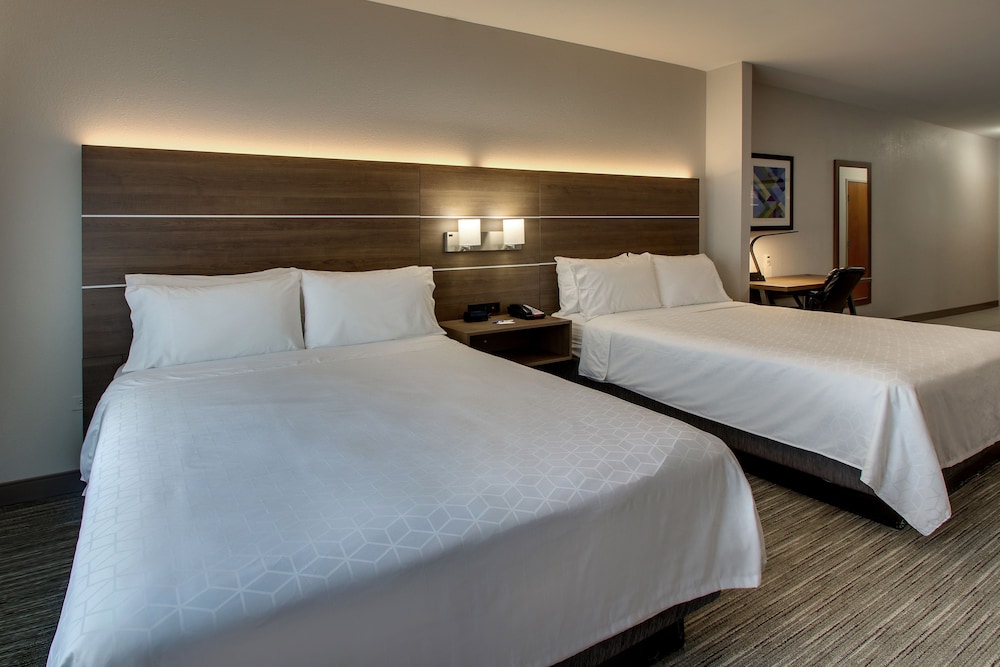 Suite, 2 Queen Beds, Accessible, Non Smoking (Comms Accessible. Roll-In Shower) - Photo 2