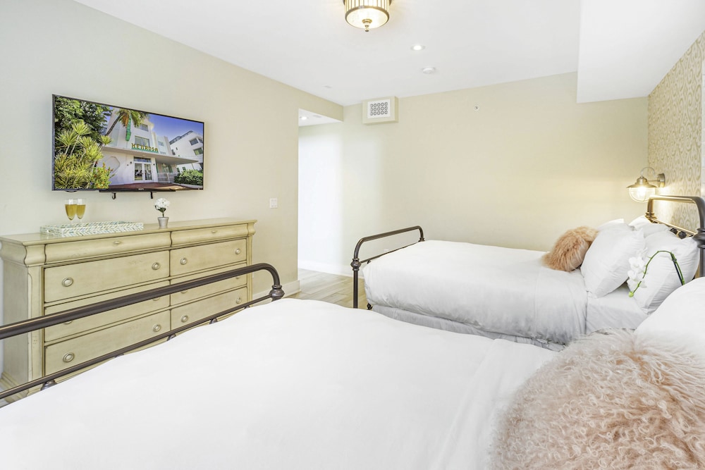 Classic Room, 2 Double Beds thumbnail 6