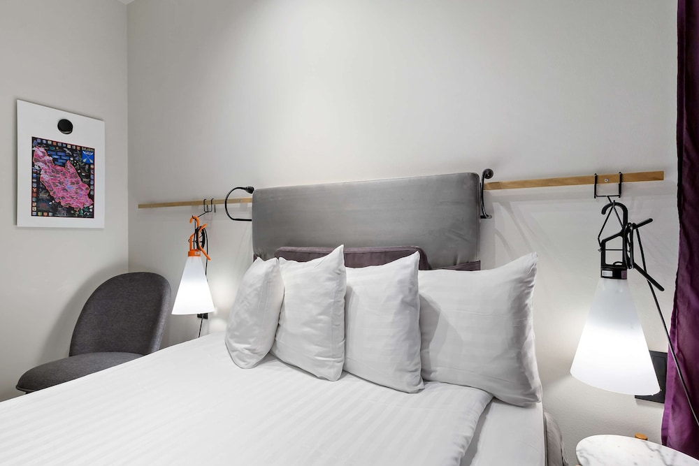 Economy Room, 1 Double Bed, Non Smoking, No Windows (140 cm bed) - Photo 1