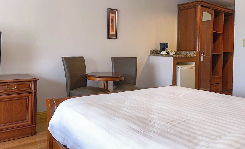 Basic Room, 1 King Bed, River View photo 3