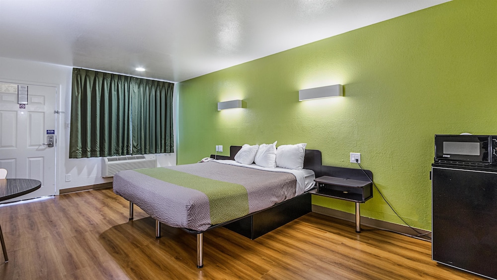 Deluxe Room, 1 King Bed, Non Smoking, Refrigerator & Microwave - Photo 3