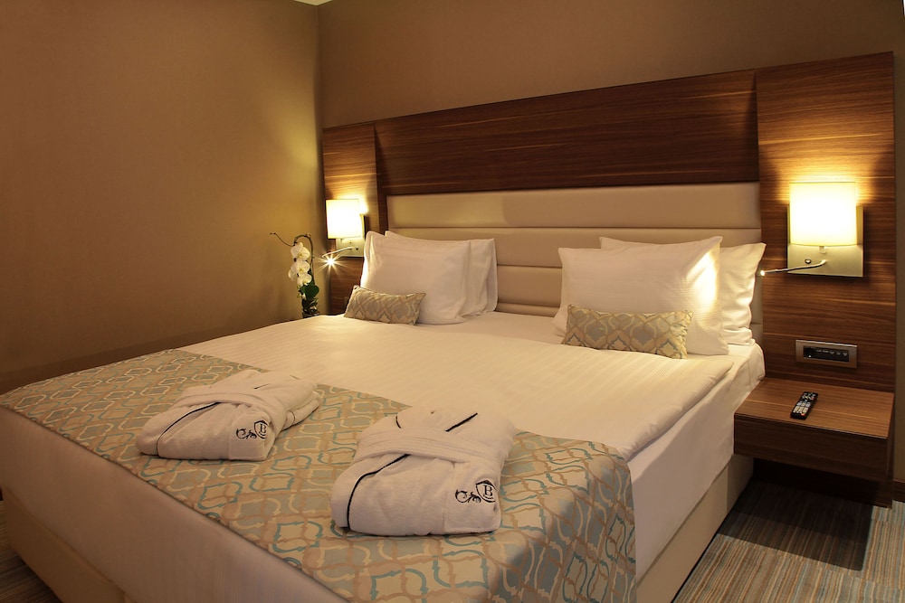 Business Suite with Free Airport Transfer photo 1