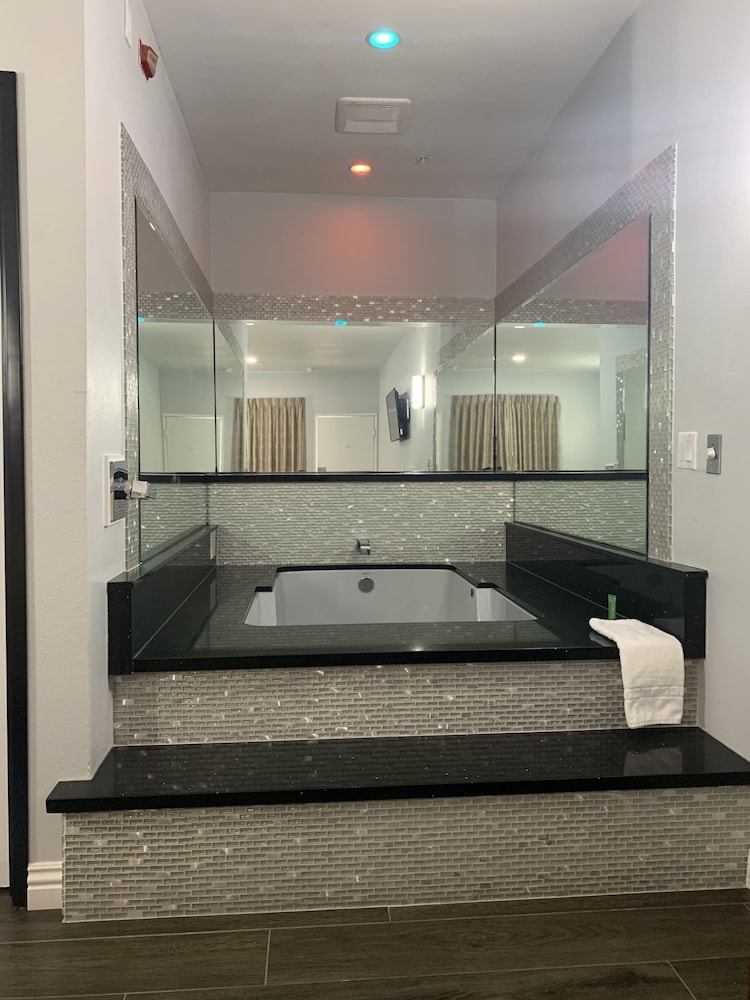Deluxe Single Room, 1 King Bed, Jetted Tub photo 1