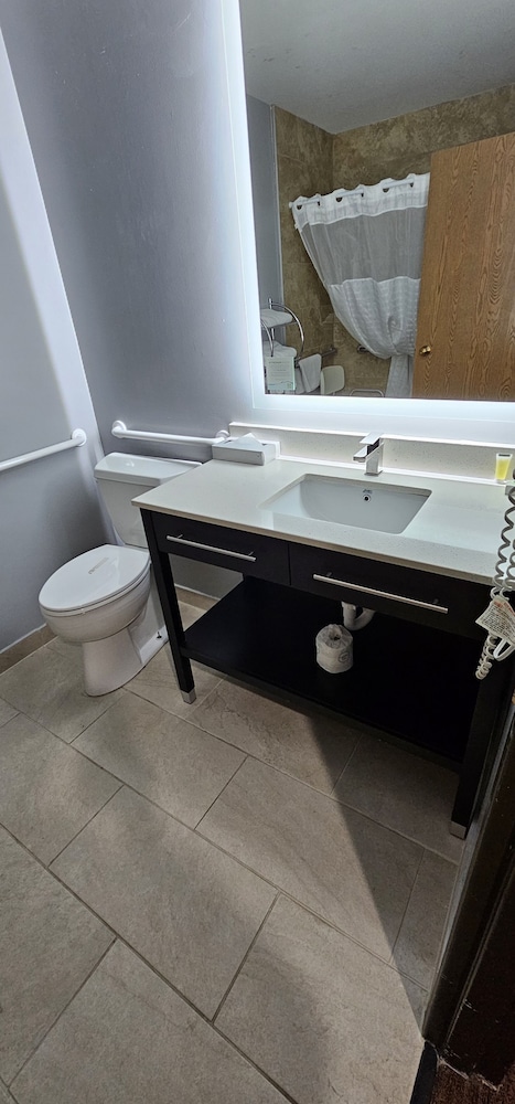 Room, 1 King Bed, Accessible, Non Smoking (Mobility, Bathtub w/Grab Bars) - Photo 2