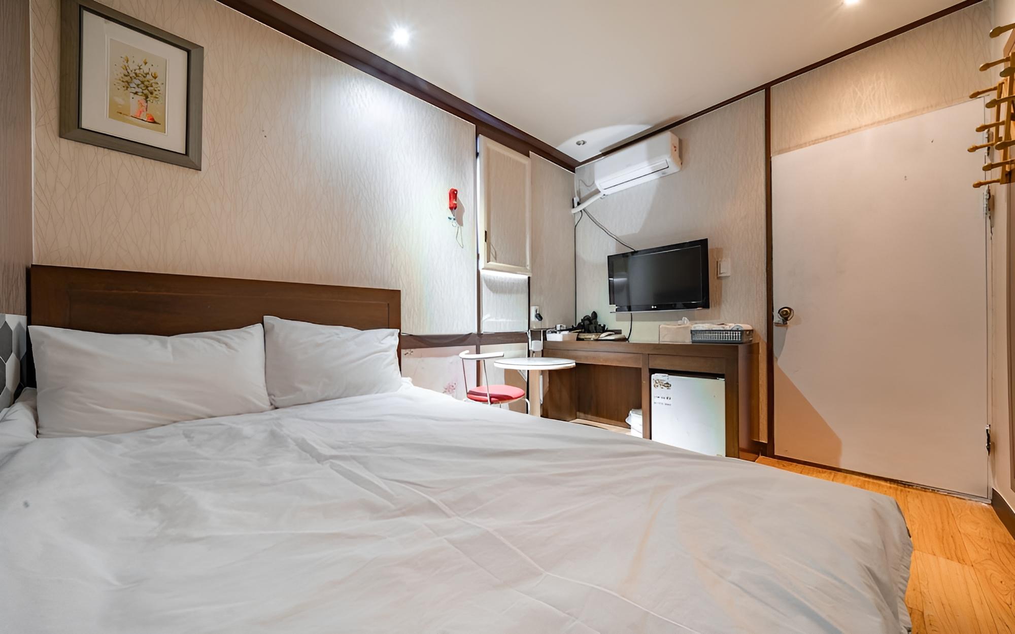 Room (Standard) - Photo 8