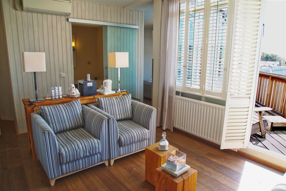 Deluxe Suite photo 2