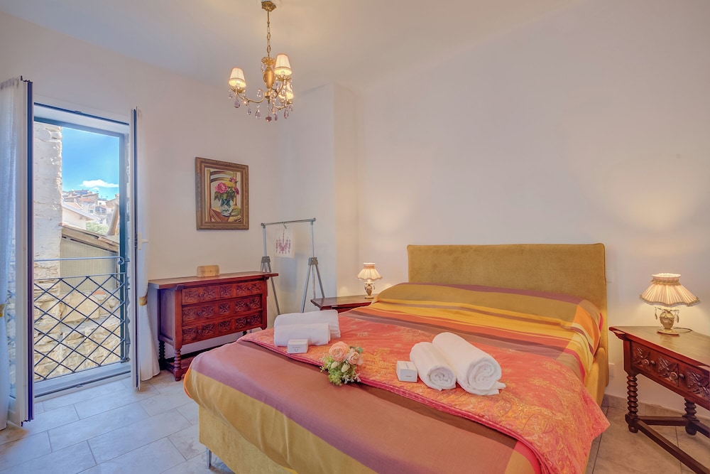 Family House, 5 Bedrooms, Mountainside (Villa Sole Mare)