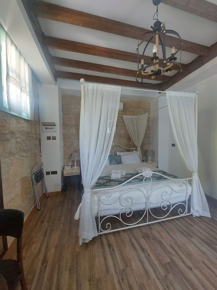 Grand Double Room, 1 Queen Bed photo 2