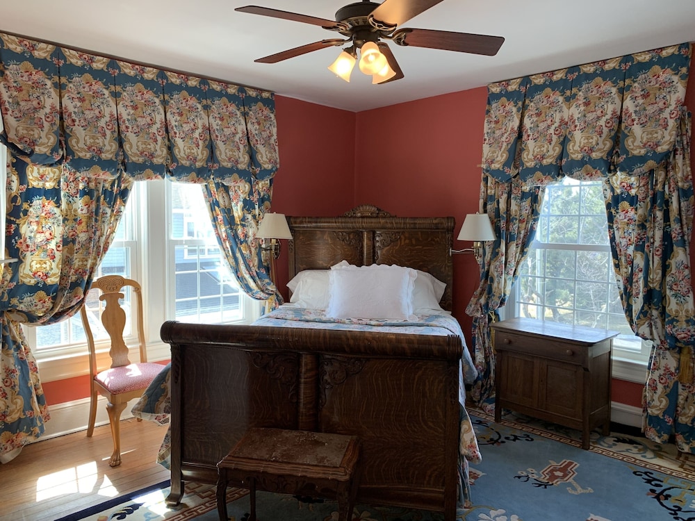 Standard Room, 1 Queen Bed, Partial Ocean View photo 1