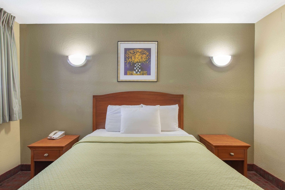 Deluxe Room, 1 Queen Bed, Non Smoking - Photo 1