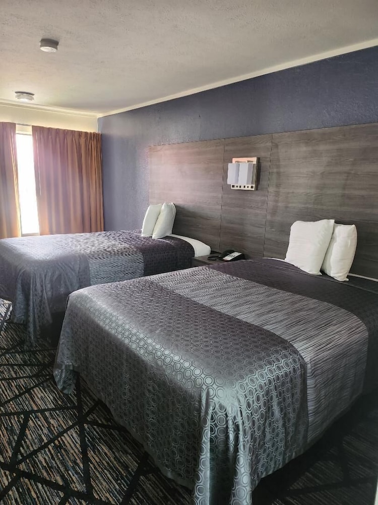 Room, 2 Double Beds, Non Smoking - Photo 8