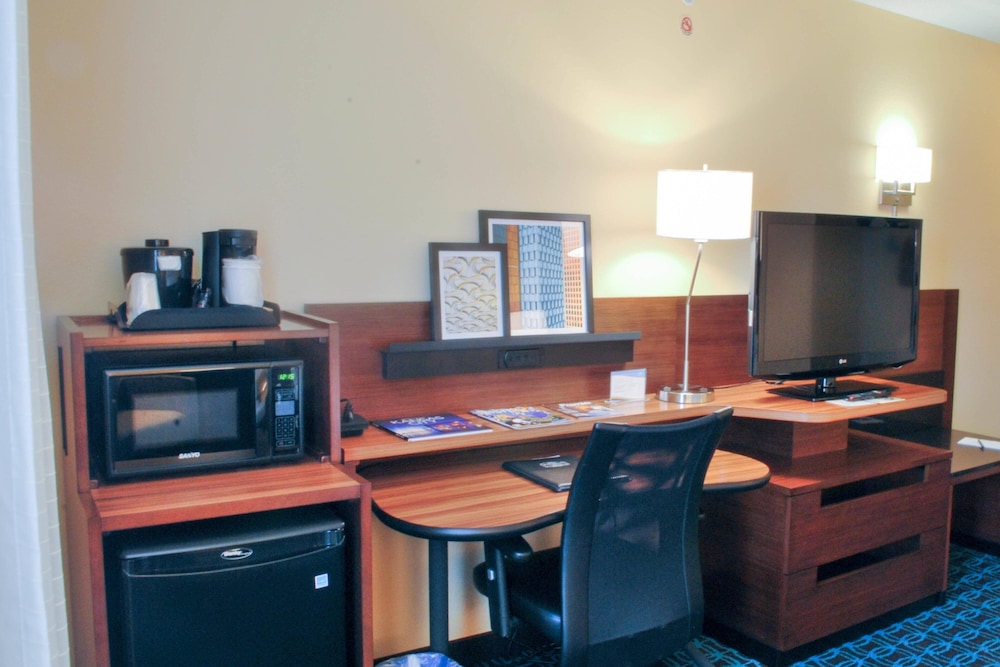 Room, 2 Queen Beds (Mobility/Hearing Access, Roll-in Shwr) - Photo 2