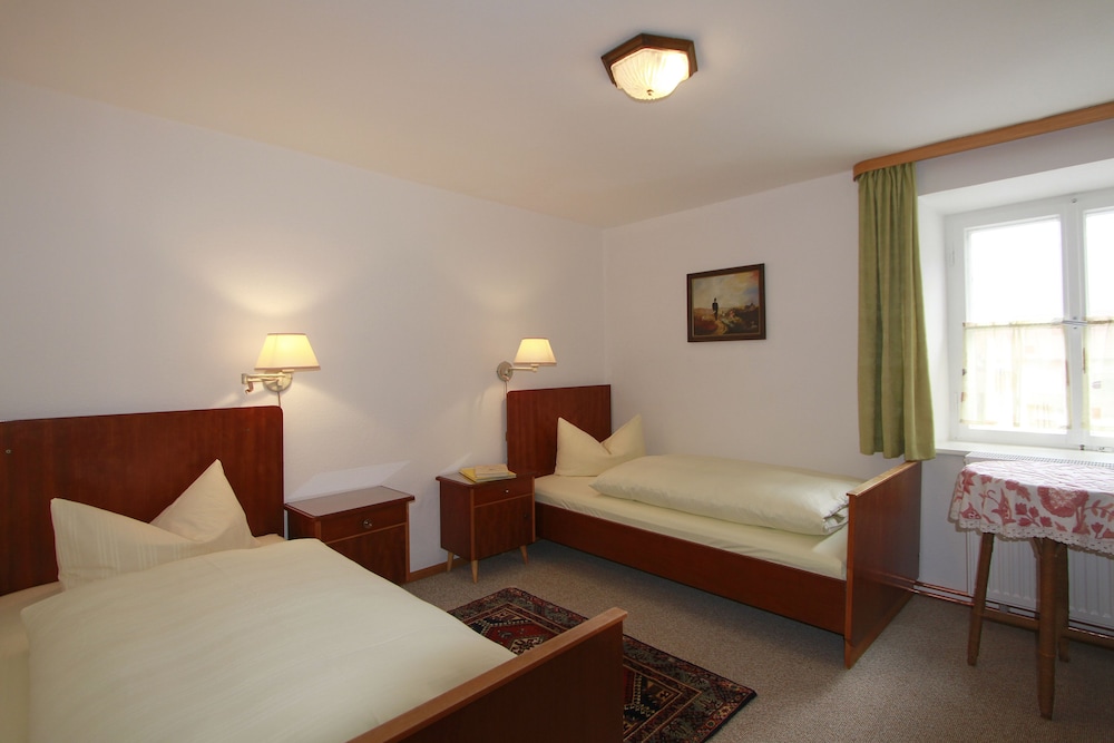 Basic Double or Twin Room, Shared Bathroom photo 1