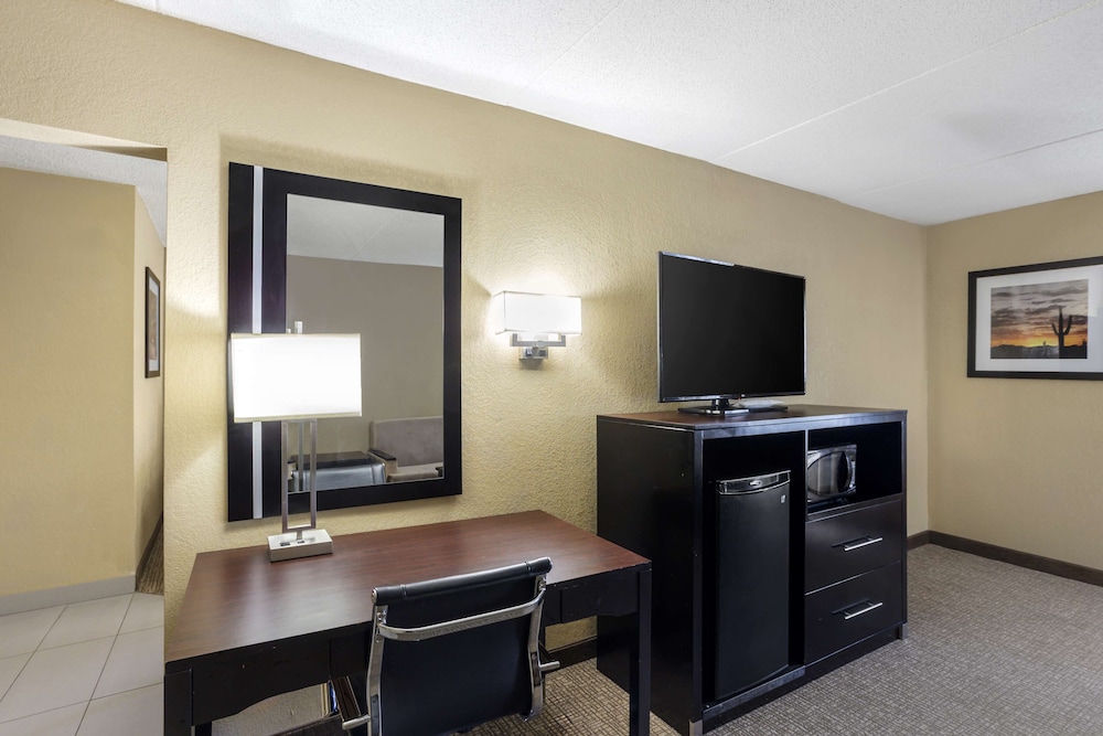 Suite, 2 Queen Beds, Non Smoking, Refrigerator & Microwave (Living Room;with Sofabed) - Photo 2