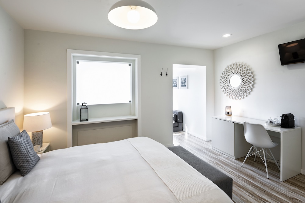 Deluxe Suite, 1 Queen Bed, Non Smoking, City View photo 3