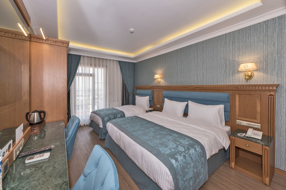 Deluxe Triple Room photo 2