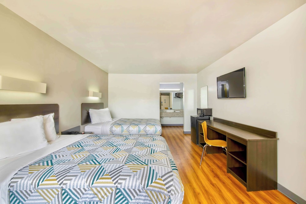 Premium Room, 2 Double Beds, Non Smoking, Refrigerator & Microwave - Photo 3