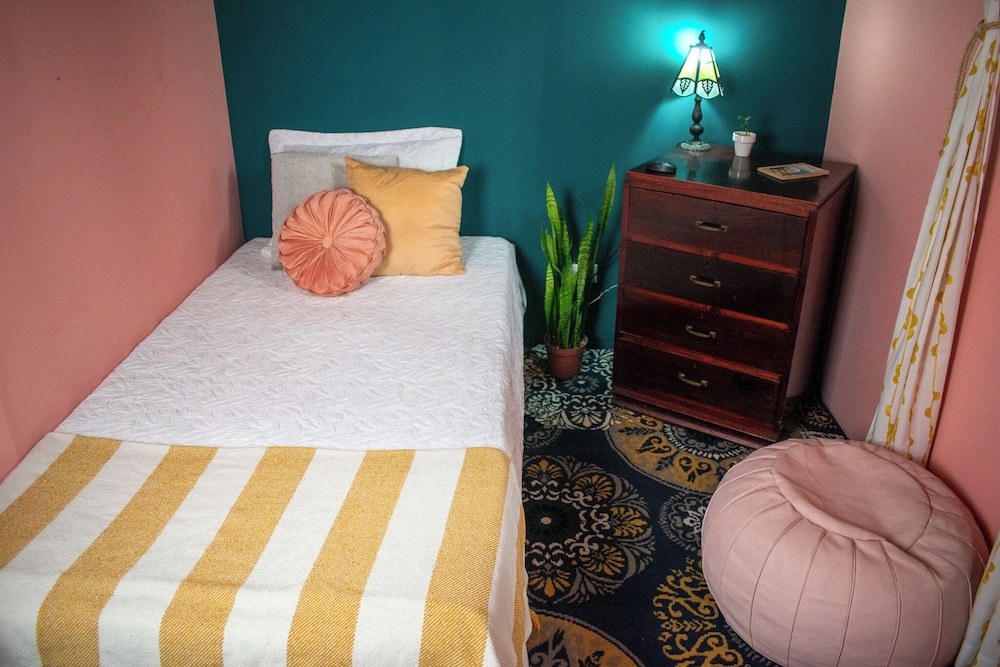 Deluxe Single Room, 1 Twin Bed, Shared Bathroom photo 3