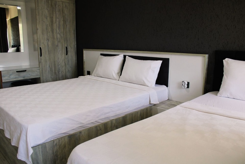 Comfort Triple Room, Balcony, City View photo 2