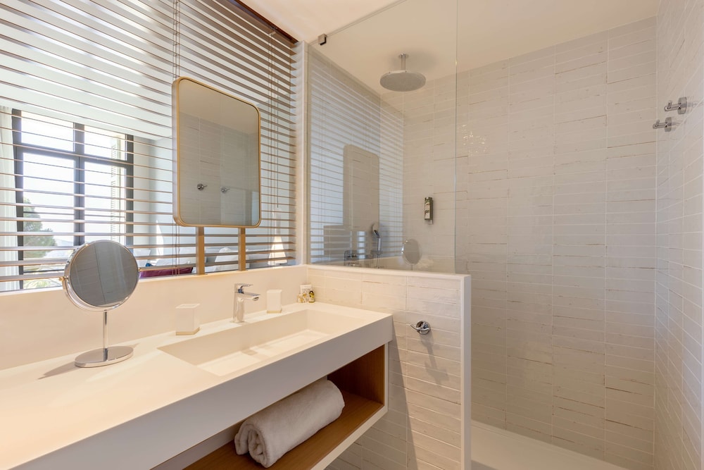 Superior Room, 1 Queen Bed, Balcony, Sea View - Photo 2