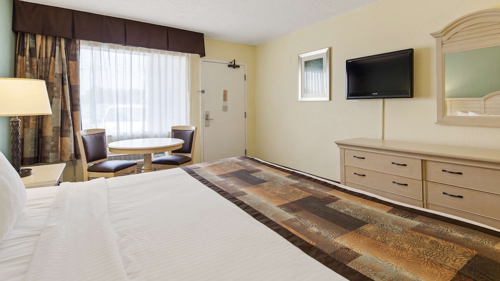 Standard Room, 1 King Bed, Non Smoking, Refrigerator & Microwave - Photo 7