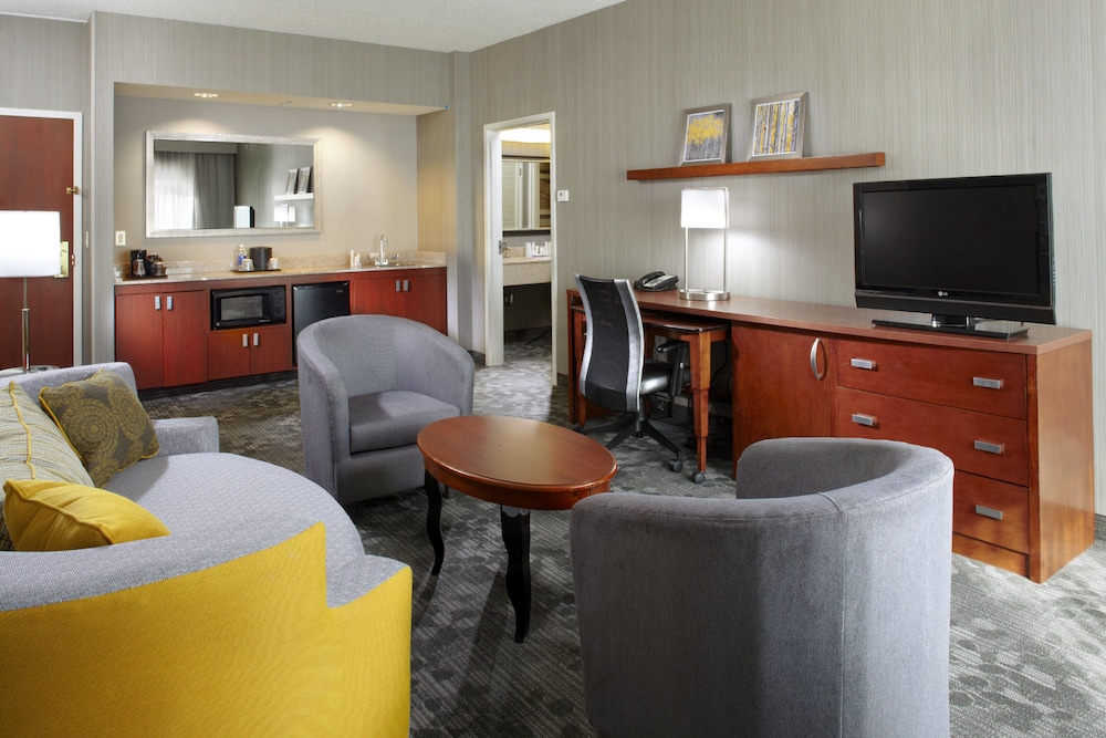 Suite, 1 Bedroom - Photo 2
