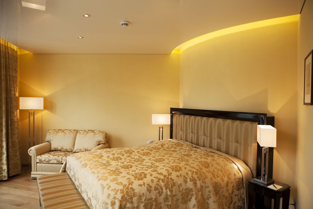 Double Room Single Use, Tower