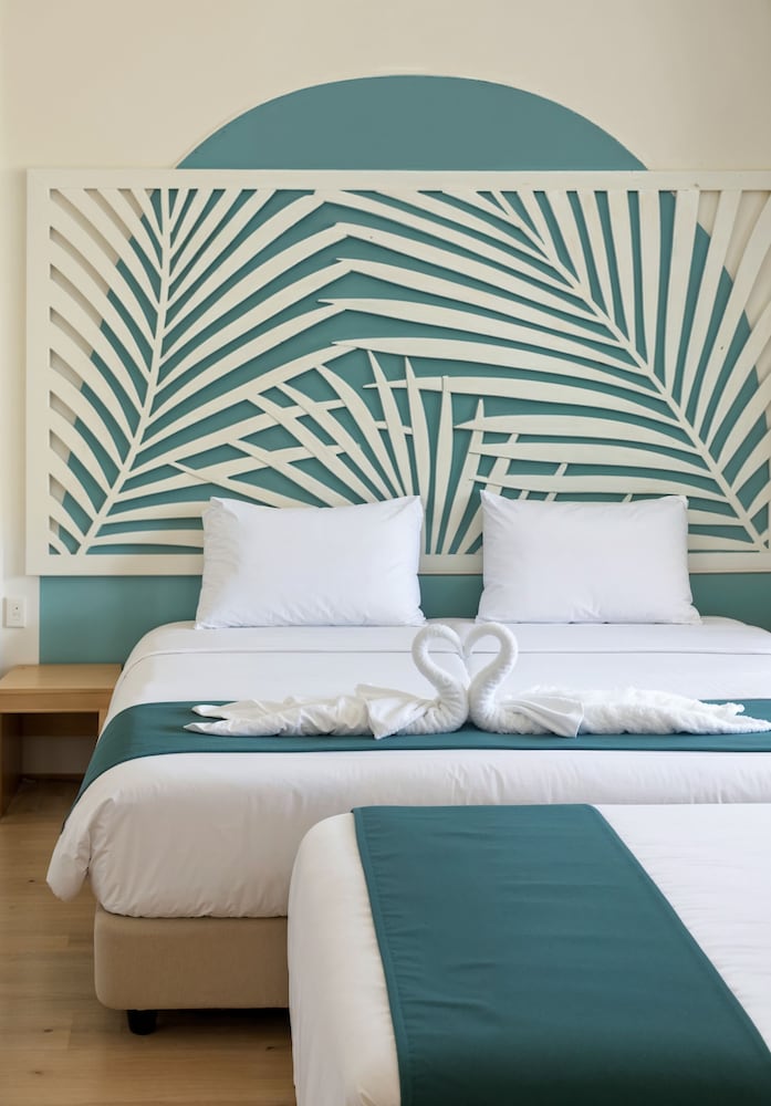 Superior Suite, Balcony, Pool View