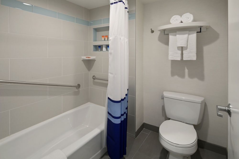 Standard Room, 2 Queen Beds - Photo 8