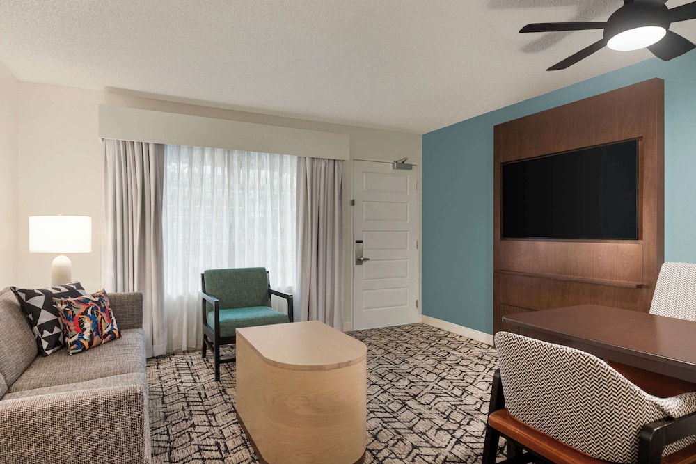 Premium Suite, 1 King Bed (Shower) - Photo 8