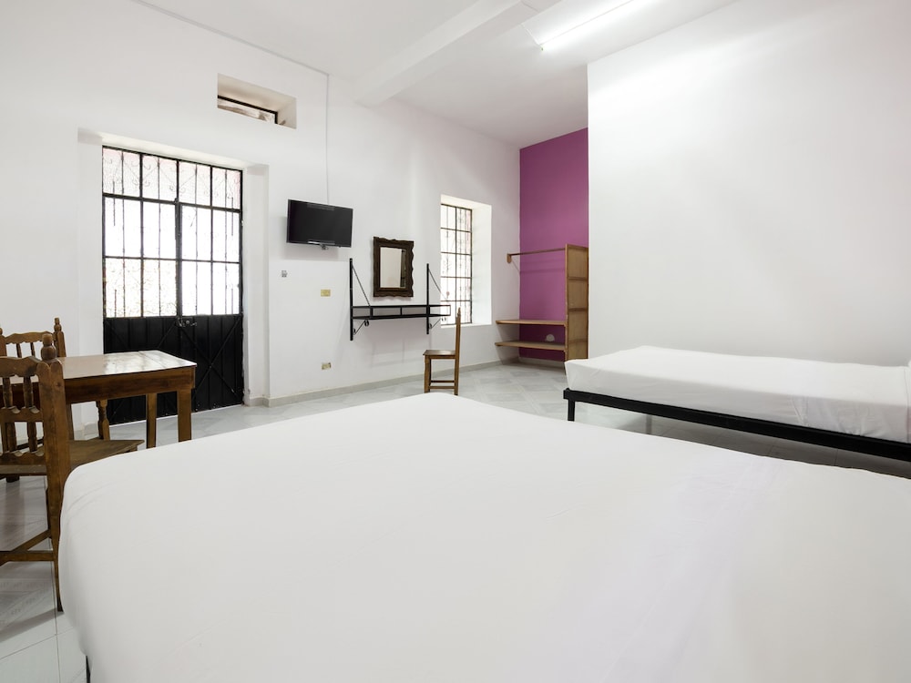 Standard Room, 2 Double Beds - Photo 5