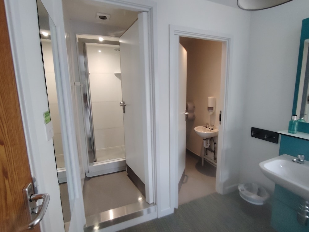 Room (5 Bed Double Private Ensuite) photo 3