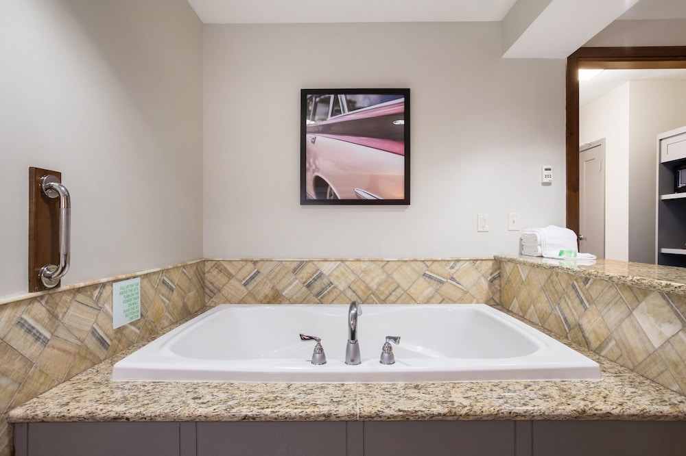 Standard Room, 1 King Bed, Accessible, Jetted Tub - Photo 4