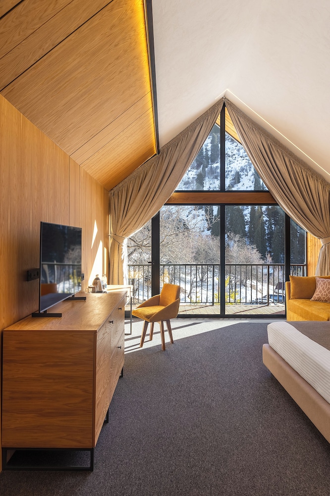 Standard Double Room, Balcony, Mountain View