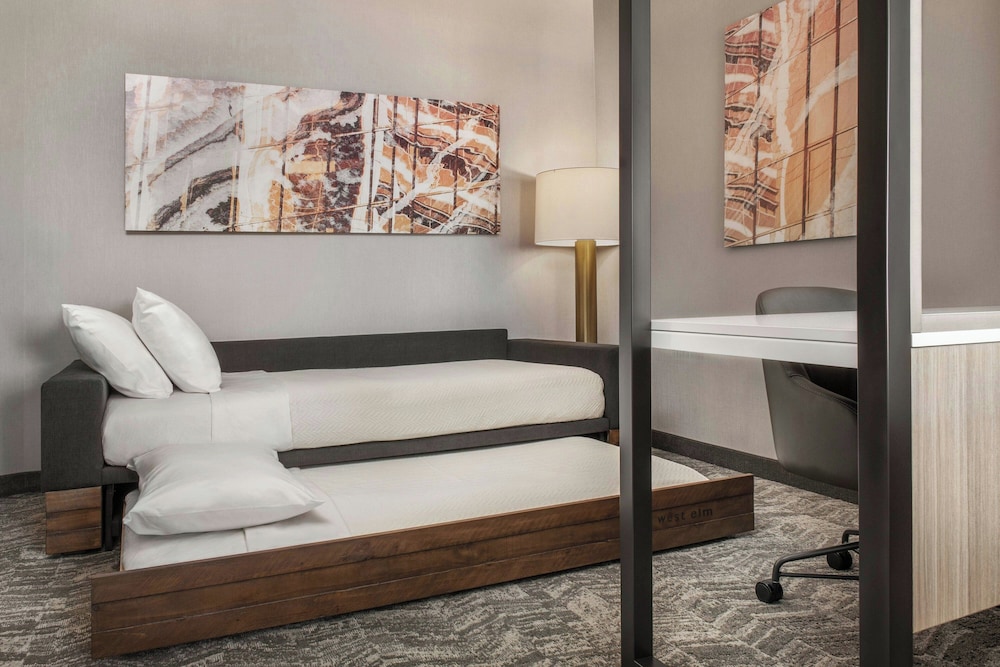 Suite, 2 Queen Beds (Mobility/Hearing Access, Roll-in Shwr)