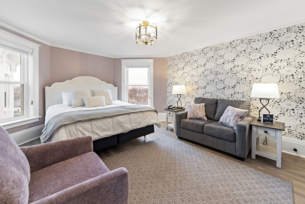 Suite, 1 King Bed with Sofa bed