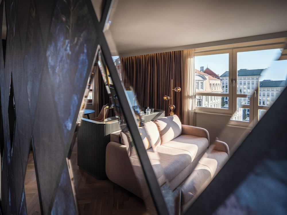 Suite, 1 King Bed (Maestro) photo 2