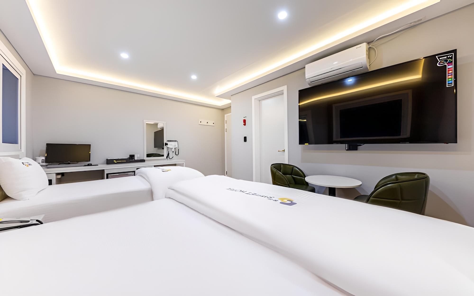 Room (VIP Twin (Double + Single Netflix Fre) - Photo 3