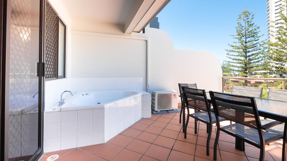 2 Bedroom Rooftop Apt with Spa photo 3